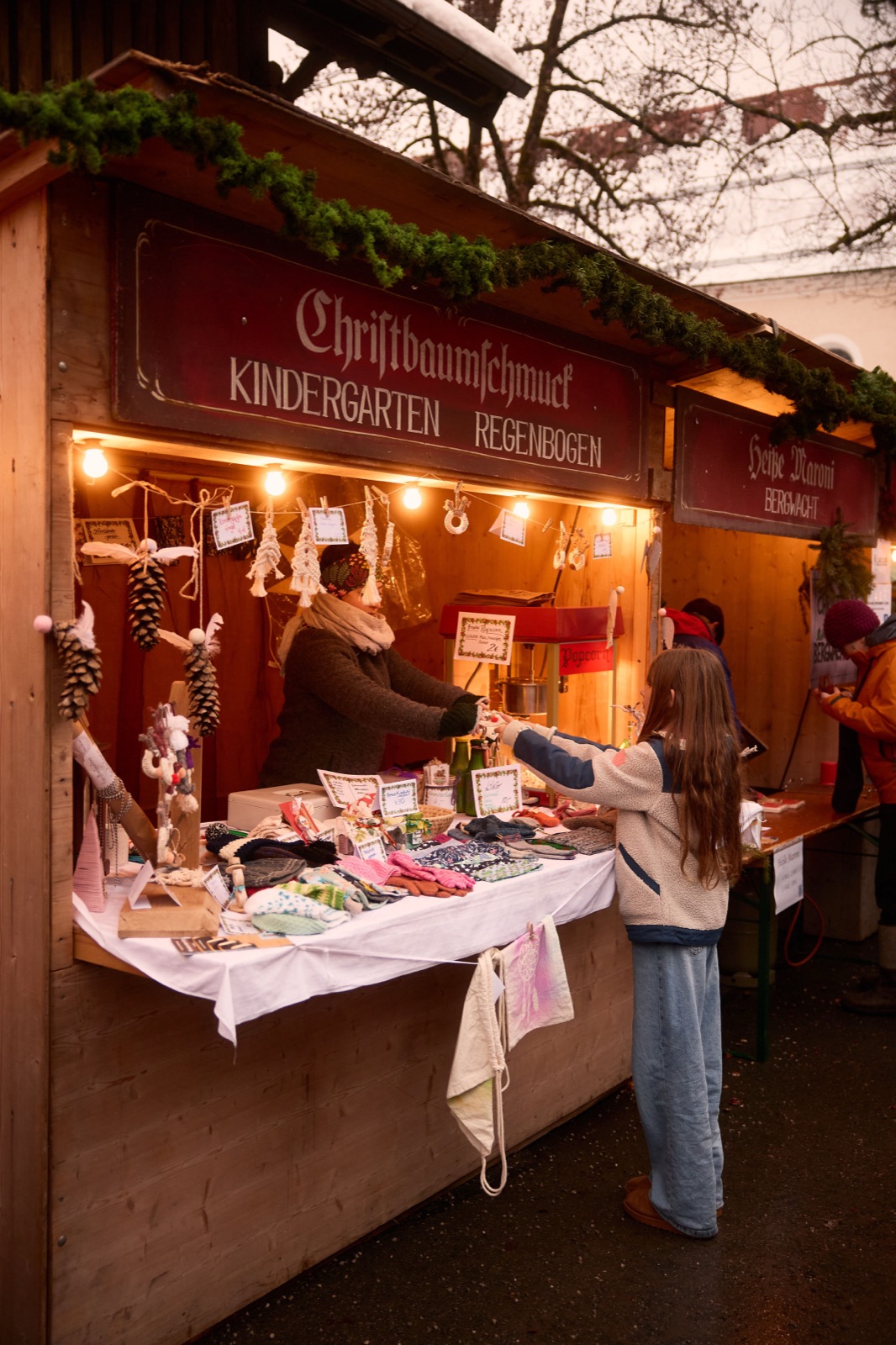 Weihnachtlich geschmückter Marktstand auf dem Christkindlmarkt Oberammergau